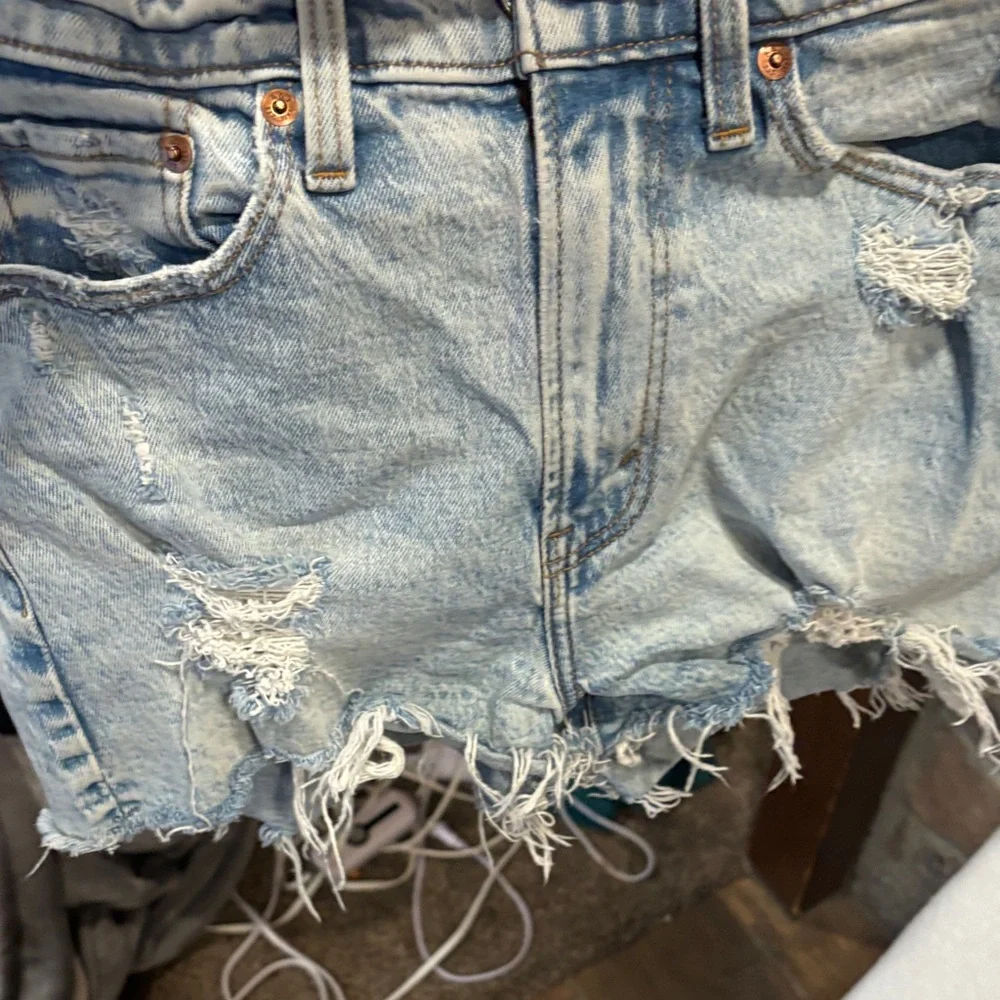 Abercrombie & Fitch Distressed Denim Shorts - Mom Short High Rise Curve Love - Picture 4 of 4